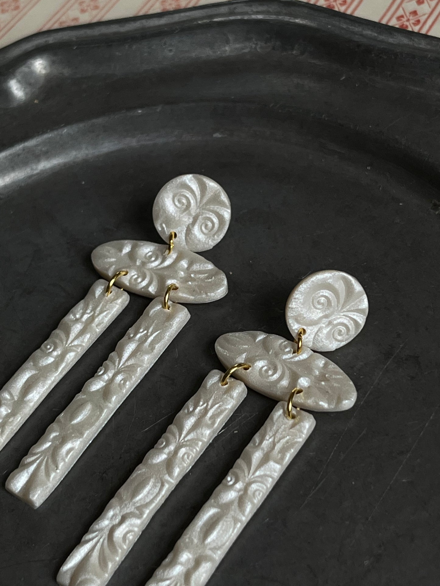 Textured Minimal Column Dangles in Pearl