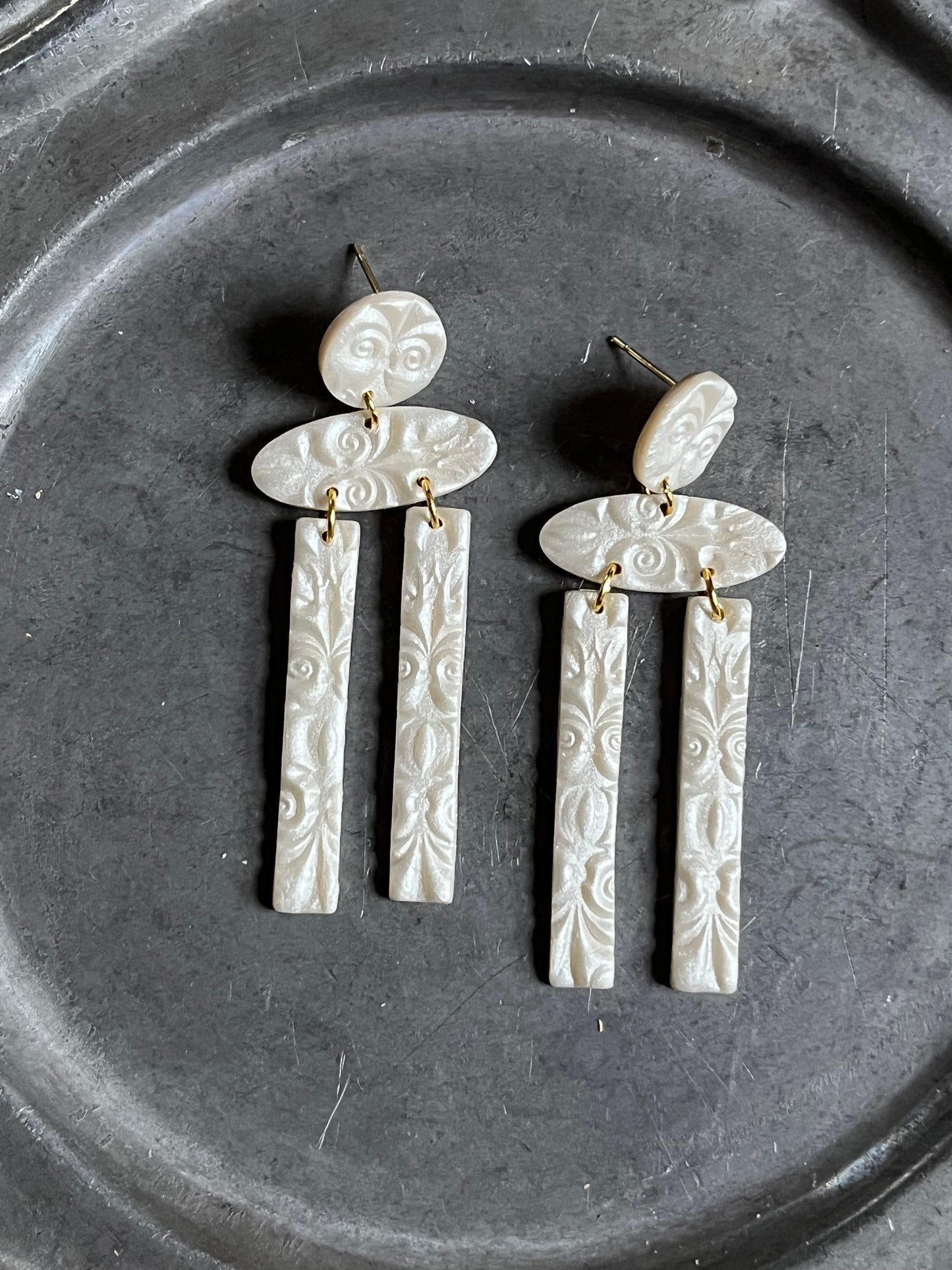 Textured Minimal Column Dangles in Pearl