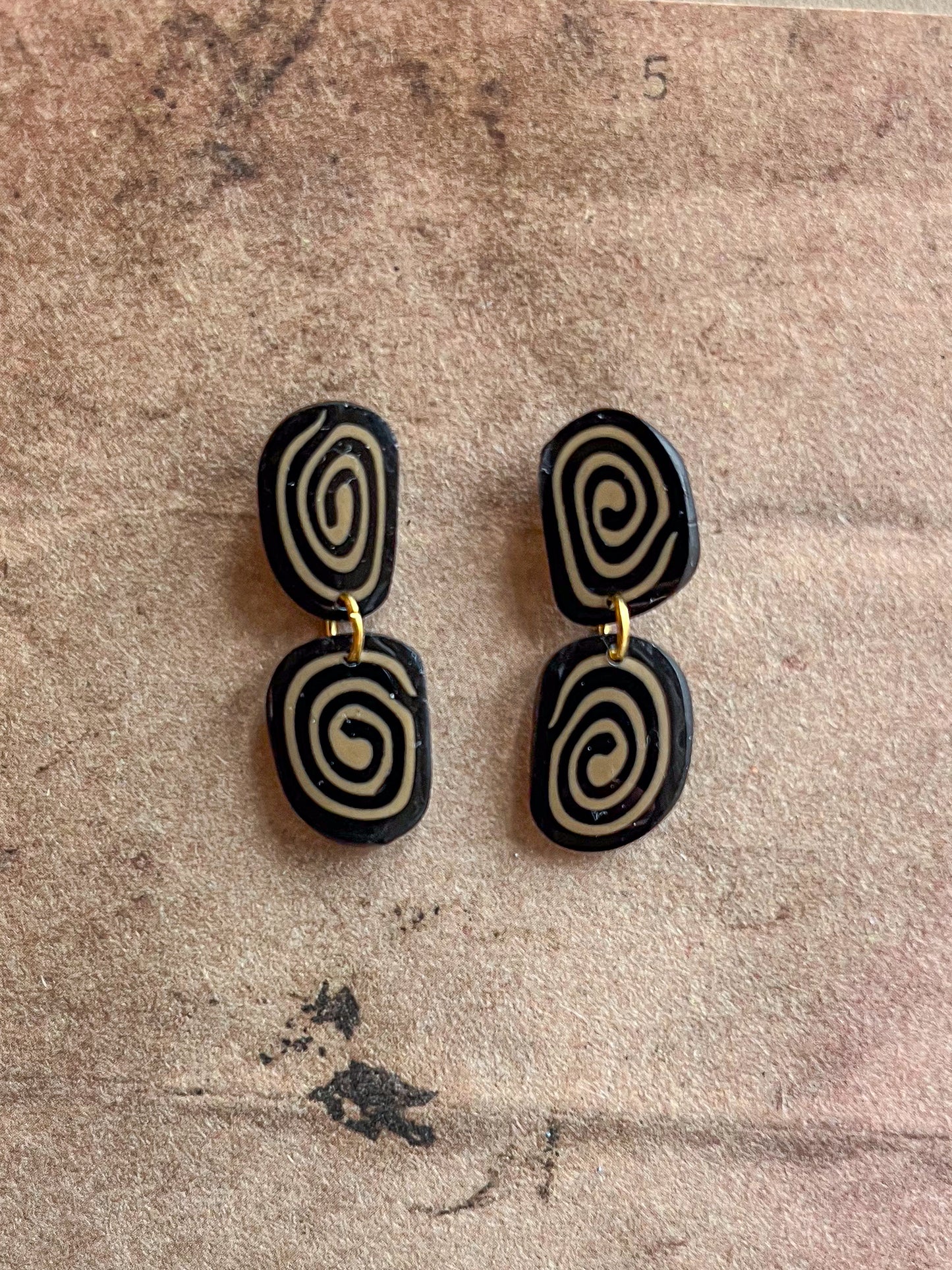 Everyday Spiral Dangles - Beige & Black