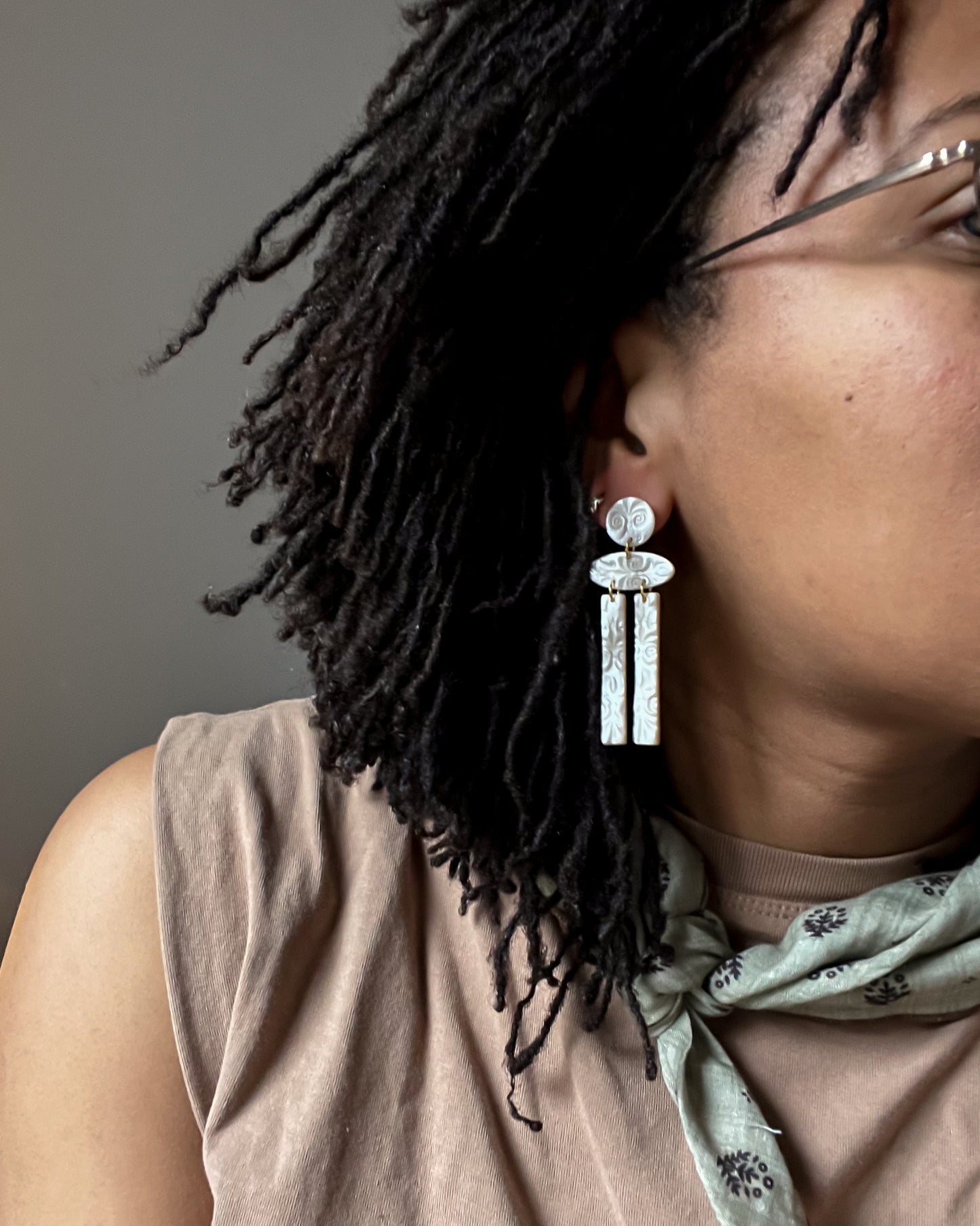 Textured Minimal Column Dangles in Pearl