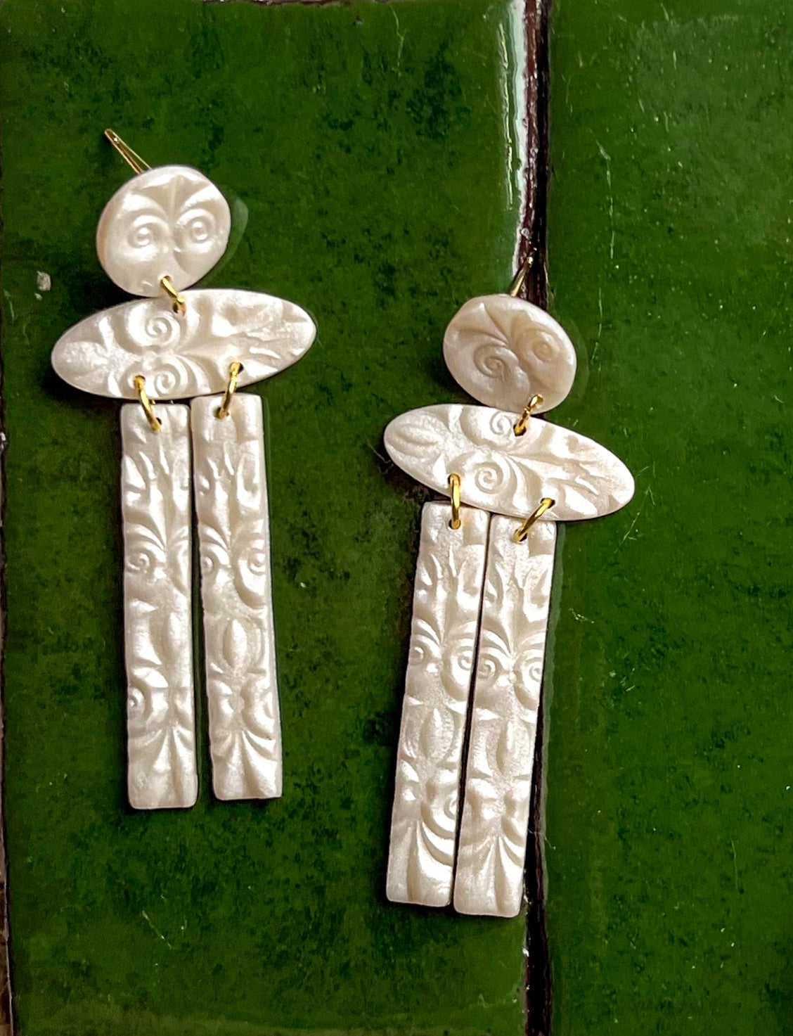 Textured Minimal Column Dangles in Pearl