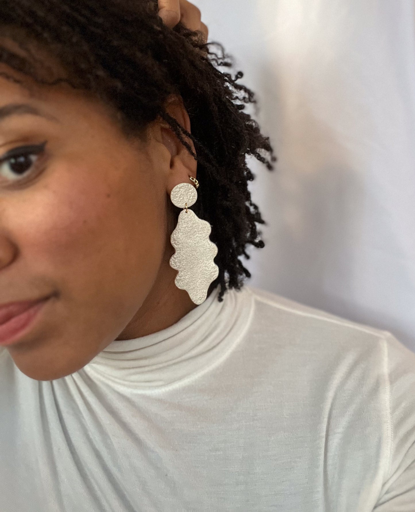 Textured Fanny Dangle in Pearl White