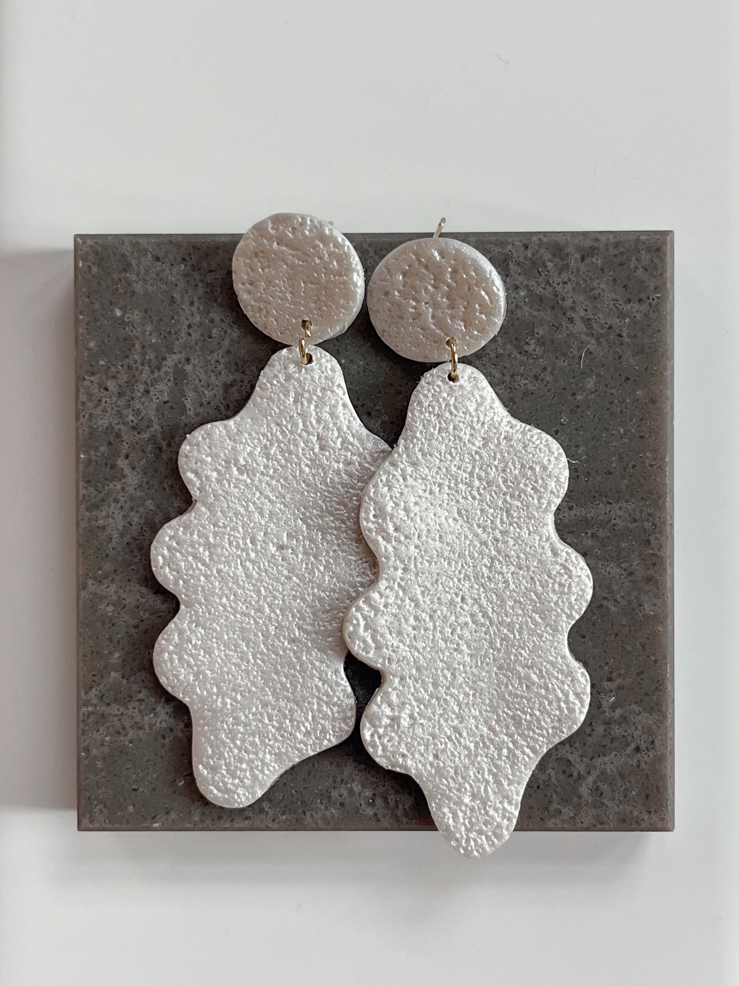 Textured Fanny Dangle in Pearl White